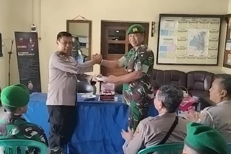 HUT Bhayangkara ke 77, Berbagai Instansi dan Ormas Geruduk Polsek Mojoroto Berikan Surprise