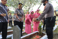 Jelang Hari Bhayangkara ke-77 Kapolres Metro Bekasi Kota dan Jajaran Gelar Ziarah dan Tabur Bunga di TMP Patriot Bangsa Bulak Kapal