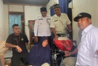 Pj.Bupati Aceh Timur saat berkunjung kerumah warga guna meyerahkan  bantuan kursi roda kepada warga yang membutuhkan kursi roda sedang sakit