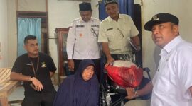 Pj.Bupati Aceh Timur saat berkunjung kerumah warga guna meyerahkan  bantuan kursi roda kepada warga yang membutuhkan kursi roda sedang sakit