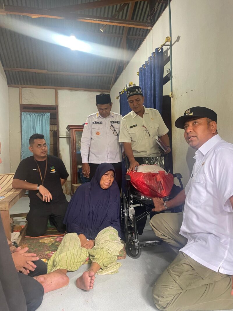 Pj.Bupati Aceh Timur saat berkunjung kerumah warga guna meyerahkan  bantuan kursi roda kepada warga yang membutuhkan kursi roda sedang sakit