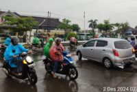 Polisi atur lalu lintas dijalan saat hujan