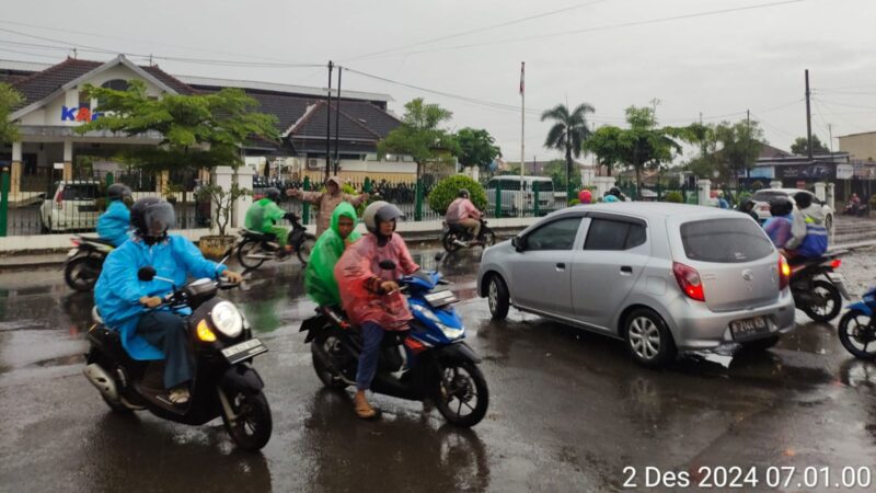 Polisi atur lalu lintas dijalan saat hujan